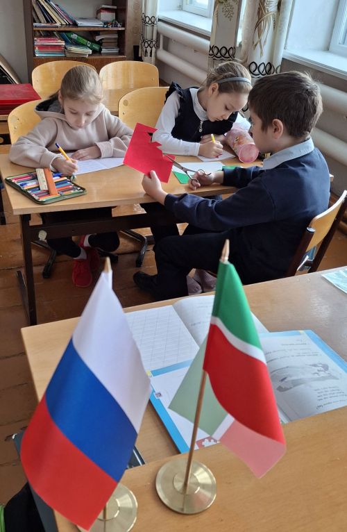 Кирлегәч мәктәбе укучылары армиядә хезмәт итүче солдатларга хат яздылар