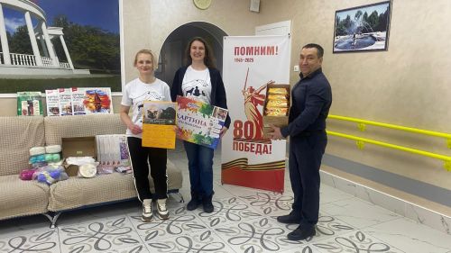Лениногорск Картлар һәм инвалидлар йортына  волонтерлар берләшмәсеннән күчтәнәчләр тапшырдылар