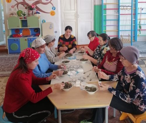 Яңа Сережкино мәктәбе хезмәткәрләре - хәрби операциягә ярдәм итү буенча волонтерлык хәрәкәтендә