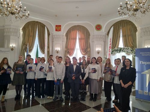 Лениногорск ЗАГС бүлегендә яшь гражданнарга паспортлар тапшырдылар