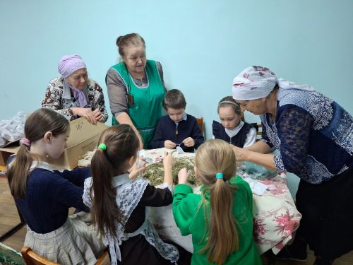Кирлегәч авылы мәктәбенең башлангыч сыйныф укучылары маскировка челтәре үрүдә һәм пакетларга чәй тутыруда ярдәм итте