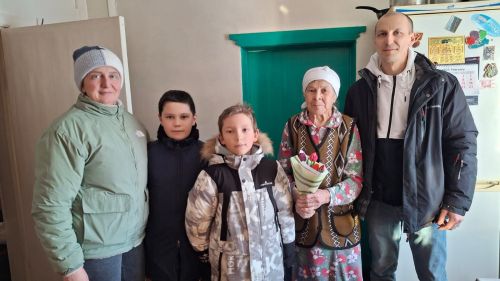Карагай авылында Гайнановлар үзләре үстергән чәчкәләр белән авылдашларын котладылар