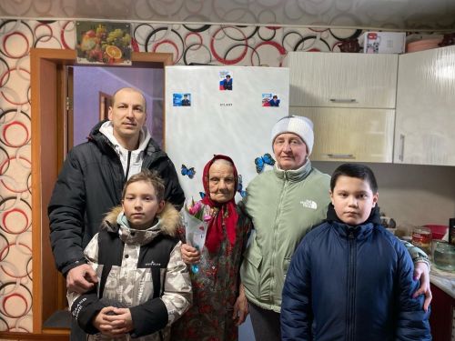 Карагай авылында Гайнановлар үзләре үстергән чәчкәләр белән авылдашларын котладылар