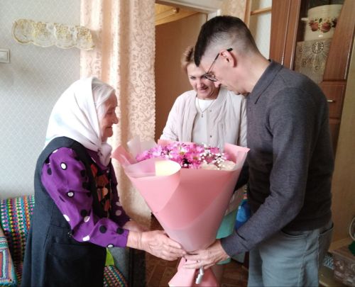 Лениногорскида яшәүче Халидә Әхмәтҗанова сугыш елларында хәрби заводта эшләгән