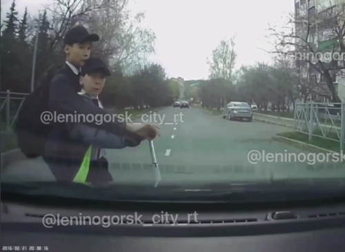 Лениногорск урамында җәяүле кичүеннән чыгып килүче ике үсмер баланы бәрдергәннәр