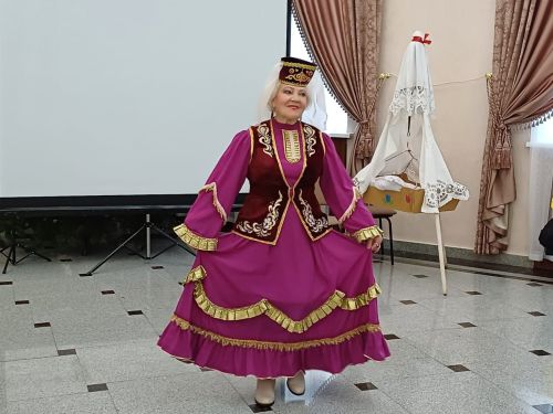 Гөлбстан ханым Гатауллинаның тырышлыгы янәшәсендәге кешеләргә дә йогынты ясый: аның янында «җил куып» йөреп булмый, диләр