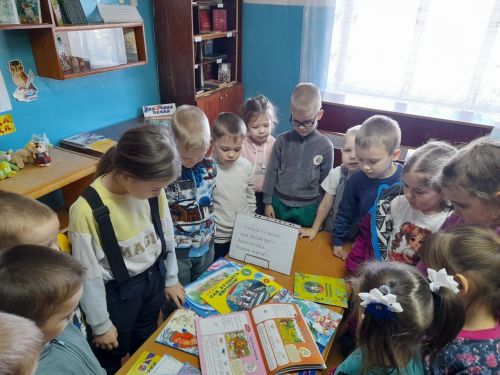 Иске Иштирәк балалар бакчасы нәниләре китапханәгә экскурсиягә барды