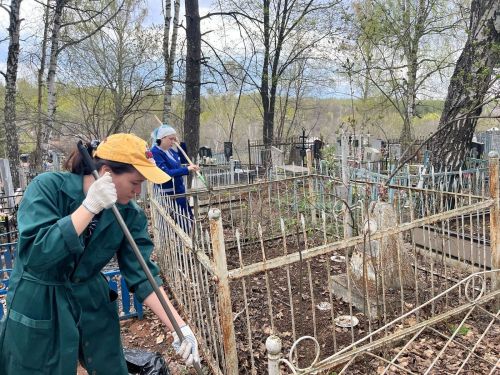 Лениногорскиның Туган якны өйрәнү музее хезмәткәрләре зиратта чистарту үткәрде