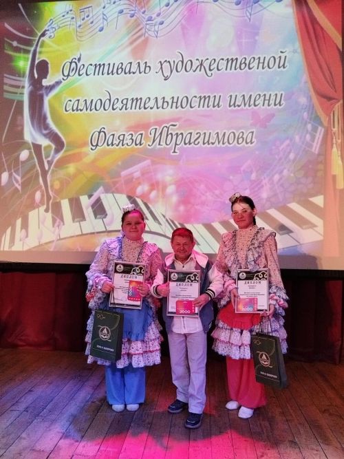 Мөэмин-Каратайдан Рузилә һәм Рәзинә Мортазиналар Бәкердә үзешчән-сәнгать фестивалендә катнашты