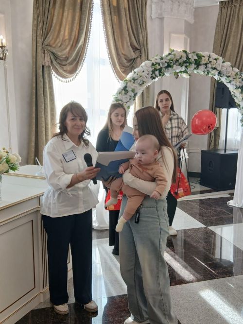 Лениногорск ЗАГС бүлегендә Гаилә көнендә ана капиталы сертификатлары тапшырдылар