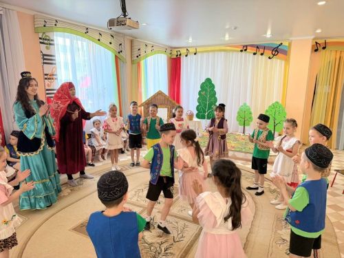Г.Тукай исемендәге үзәк китапханә хезмәткәрләре нәниләр өчен «Карга боткасы» үткәрде