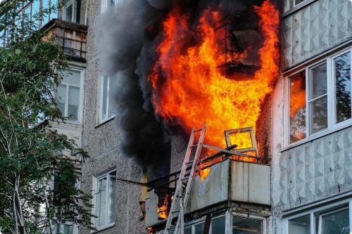 Лениногорскида күпфатирлы йортларның берсендә балконда янгын булды