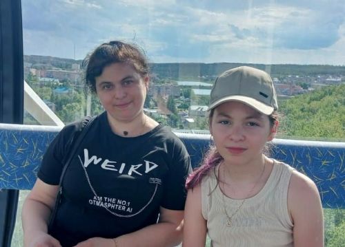 Лениногорскиның яшь җырчысы Ралина Сәхапова беренче кабат сәхнәгә чыкканда әле мәктәпкә дә кермәгән булган