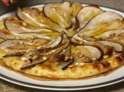 Бәйрәм көннәрендә якыннарны сыйлыйк:  Миләүшә Сабировадан эремчекле-грушалы пирог рецепты