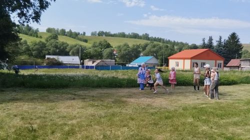 Халыкара балаларны яклау көнендә Мөэмин-Каратайда балалар өчен Сабантуй үткәргәннәр