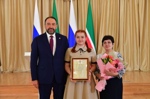 Лениногорскиның «Сәрвиназ» ансамбленә  дәүләт стипендиясе тапшырдылар