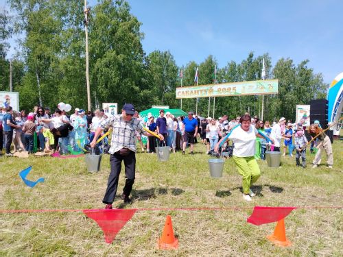 Сабантуйда лениногорскилылар һәм кунаклар халык уеннарында катнашты