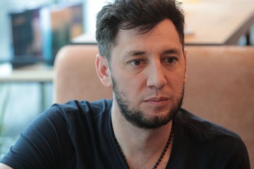 “Халык мине гаепли”: Фирдүс Тямаев ни өчен хатынын күрсәтмәве турында сөйләгән