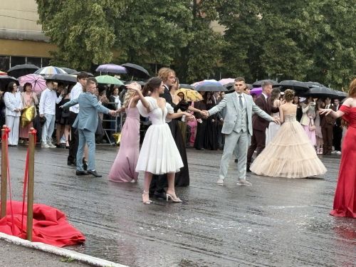 Чыгарылыш кичәсе: яңгырлы, кызыл келәмле