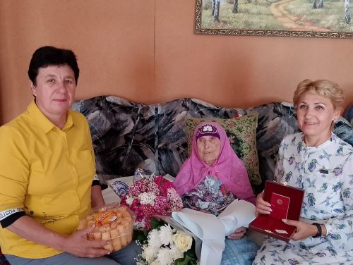 Түбән Чыршылы авылыннан Гасимә әби Әүхадиевага  медаль тапшырдылар