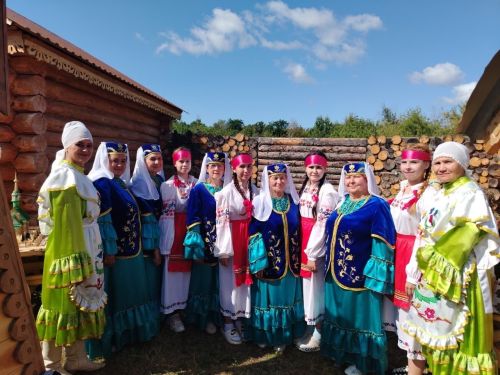 Лениногорск районының фольклор коллективлары Чирмешәндә, суган бәйрәмендә булды