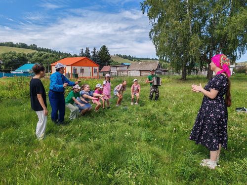Мөэмин-Каратай авылында балалар ялы күңелле узсын өчен уеннар үткәрәләр, экскурсия уздыралар