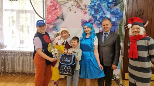 Лениногорскида  «Мәктәпкә әзерләнергә ярдәм ит» хәйрия акциясендә балаларны шатландырдылар