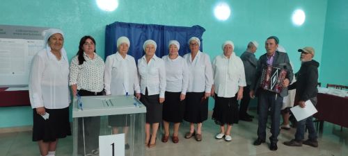 Куакбаш авылы мәдәният йортында эшләүче “Дулкын” ансамбле бергәләшеп тавыш бирергә килде