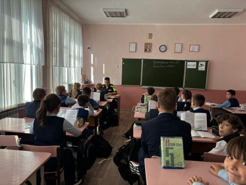 Лениногорск юл хәрәкәте иминлеге инспекторлары мәктәпләрдә очрашулар үткәрә