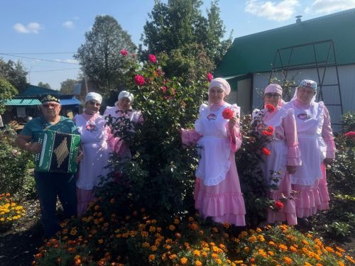 Лениногорск «Ак калфак» оешмасының уңган ханымнары үзенчәлекле өмәгә җыелды