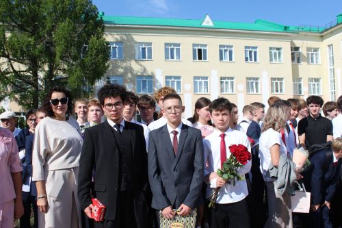 Лениногорскиның 11нче гимназиядә узган Белем бәйрәменнән фоторепортаж