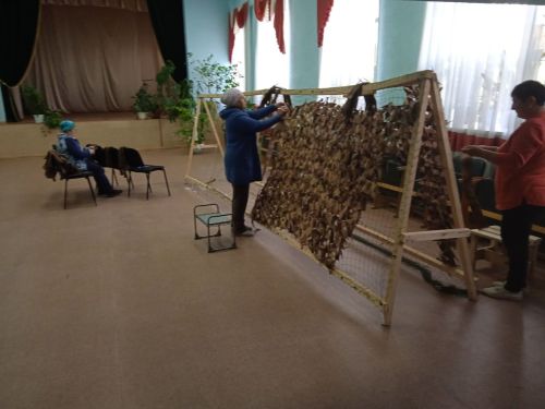 Сугышлы авылы мәдәният йортында маскировка челтәрен үрү эшен янәдән башлап җибәрделәр