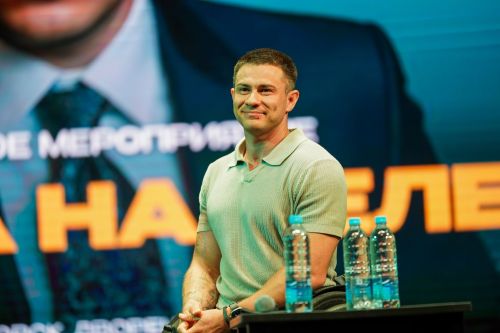 Лениногорскилылар танылган блогер Рөстәм Нәбиев белән очрашты