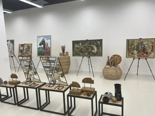 Казанда Лениногорск музыка-сәнгать педагогика колледжының юбилеена багышланган күргәзмә эшли