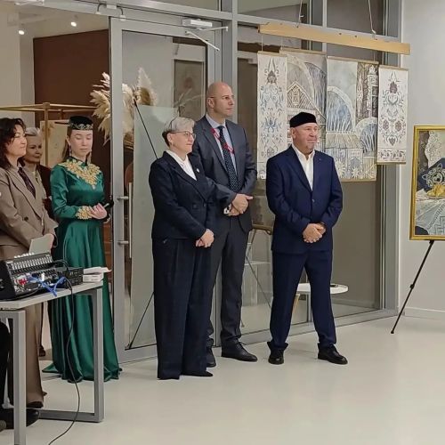 Казанда Лениногорск музыка-сәнгать педагогика колледжының юбилеена багышланган күргәзмә эшли