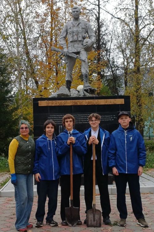 Хәтер чәчәкләре: Лениногорскида һәйкәлләр янына чәчәкләр утырттылар