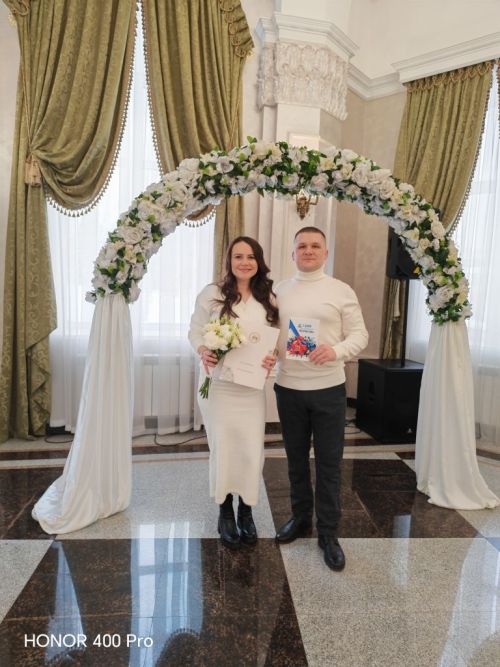 Лениногорскиның яңа өйләнешүче парлары «Безнең геройларга»  акциясенә кушылды
