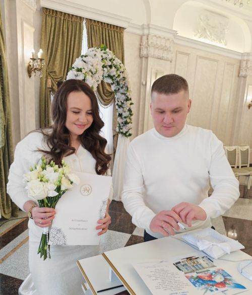Лениногорскиның яңа өйләнешүче парлары «Безнең геройларга»  акциясенә кушылды