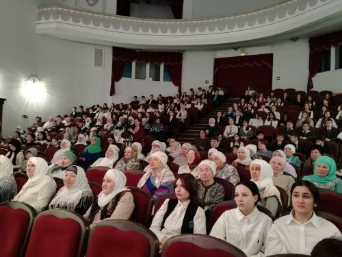 Яулык чит күзләрдән дә саклый: Лениногорскида хатын-кыз яулыгы тарихы буенча чара узды