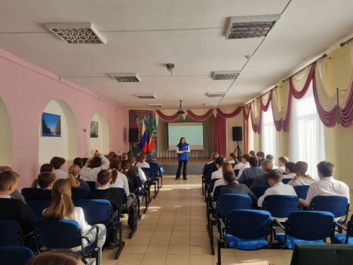Лениногорскиның 10 нчы мәктәбендә юл хәрәкәте кагыйдәләре буенча профилактик әңгәмә