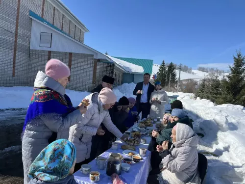 Мөэмин-Каратай авылында кайнар чәйләр, коймаклар белән Нәүрүз бәйрәмен билгеләп үттеләр(+фотолар)