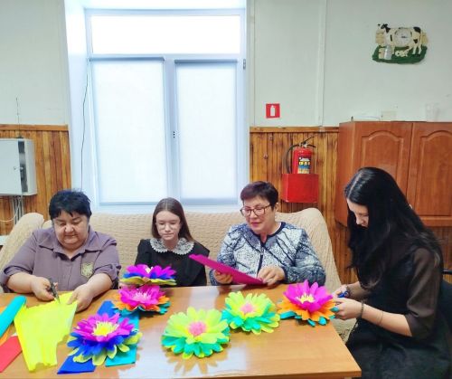 Мичурин авылы китапханәсендә бәйрәмгә чәчәкләр ясадылар