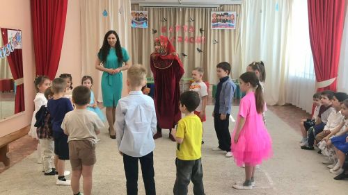 Лениногорскиның 12 нче балалар бакчасында  үзәк китапханә хезмәткәрләре «Карга боткасы» бәйрәме уздырды