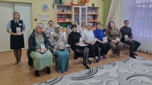 Лениногорскида балаларын бакчага йөртүче әти-әниләр белән юл иминлегенә багышланган чара узды