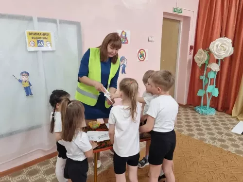Лениногорск нәниләренә юл куркынычсызлыгы кагыйдәләрен өйрәтәләр