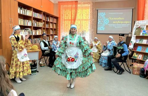 Юлтимер авылының «Нәргиз» ансамбле үзәк китапханәдә кунакта булды (+фотолар)
