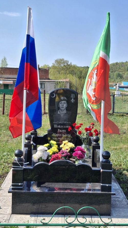 Карагай авылында Радик Шәйдуллинның кабере өстендәге флагларны алыштырганнар