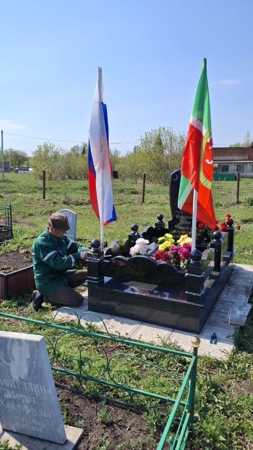Карагай авылында Радик Шәйдуллинның кабере өстендәге флагларны алыштырганнар