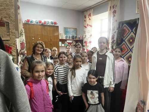 Иске Шөгер мәдәният йортындагы музейга укучылар экскурсиягә килде