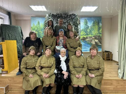 Лениногорск өлкәннәре үзләрен театр остаханәсендә сынап карый